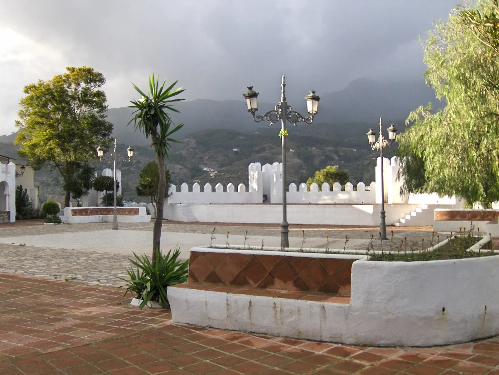 Plaza de Alozaina con farolas y mesas al aire libre