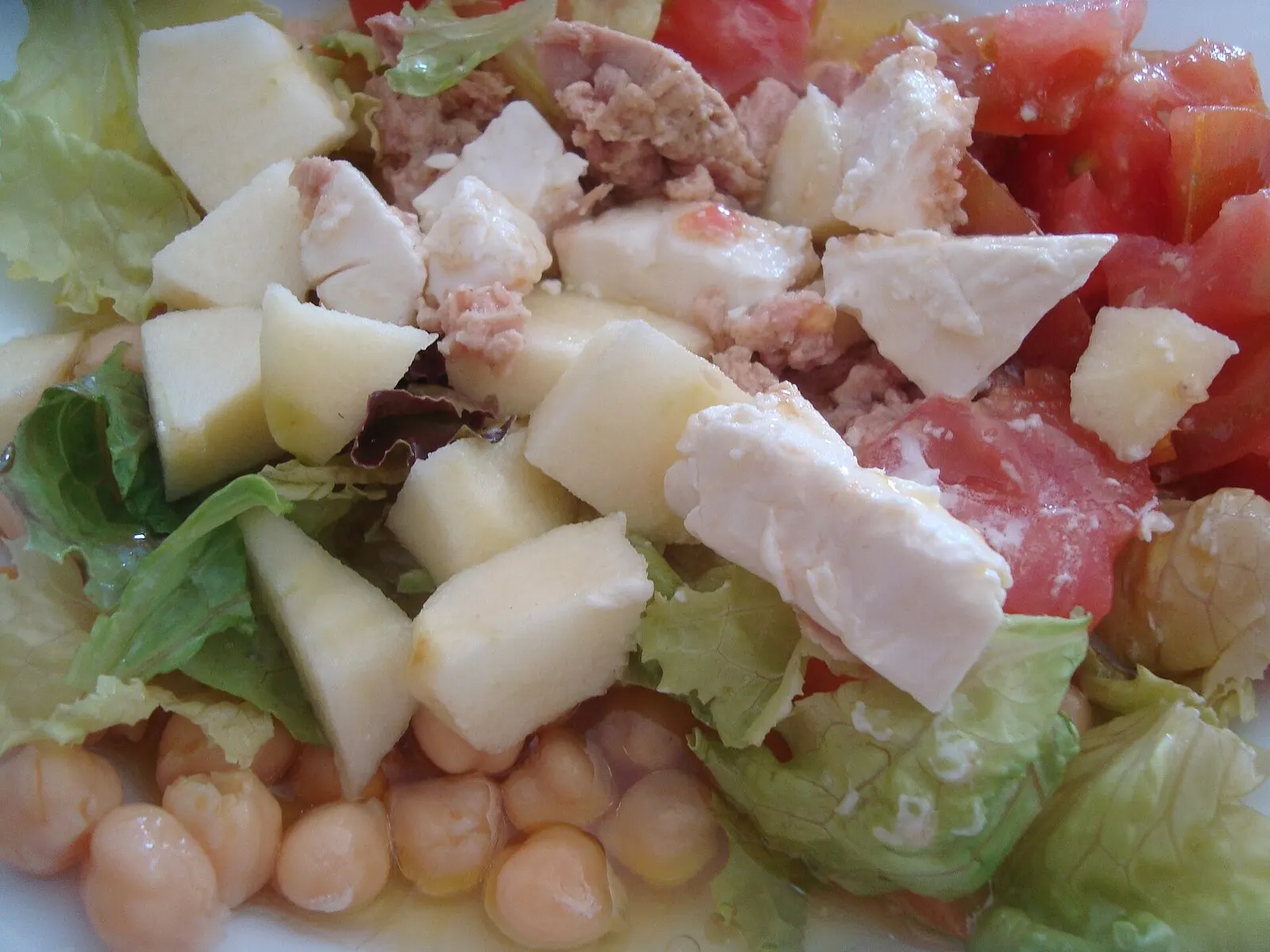 Ensalada mediterránea con tomate, aceitunas y queso fresco