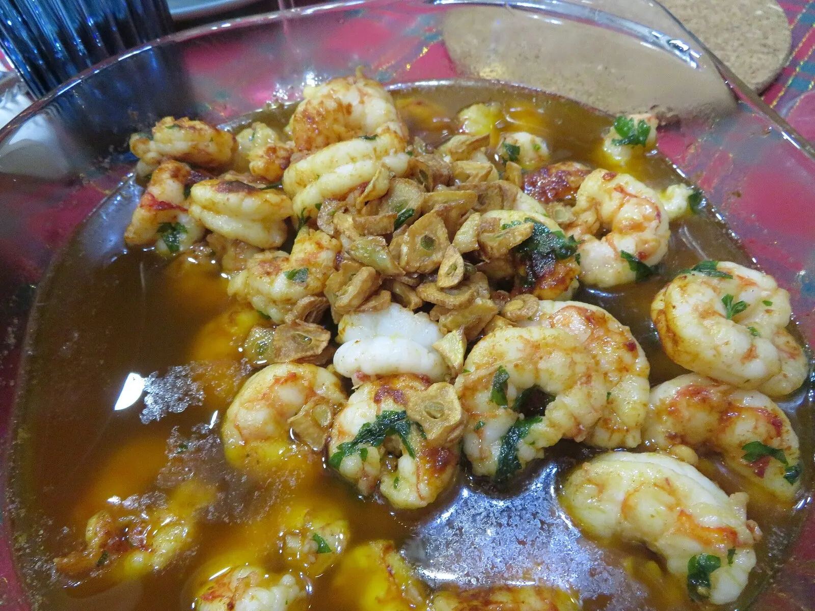 Gambas al ajillo servidas en cazuela de barro