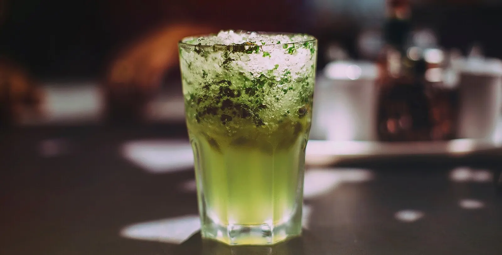 Mojito con hierbabuena y lima en la barra