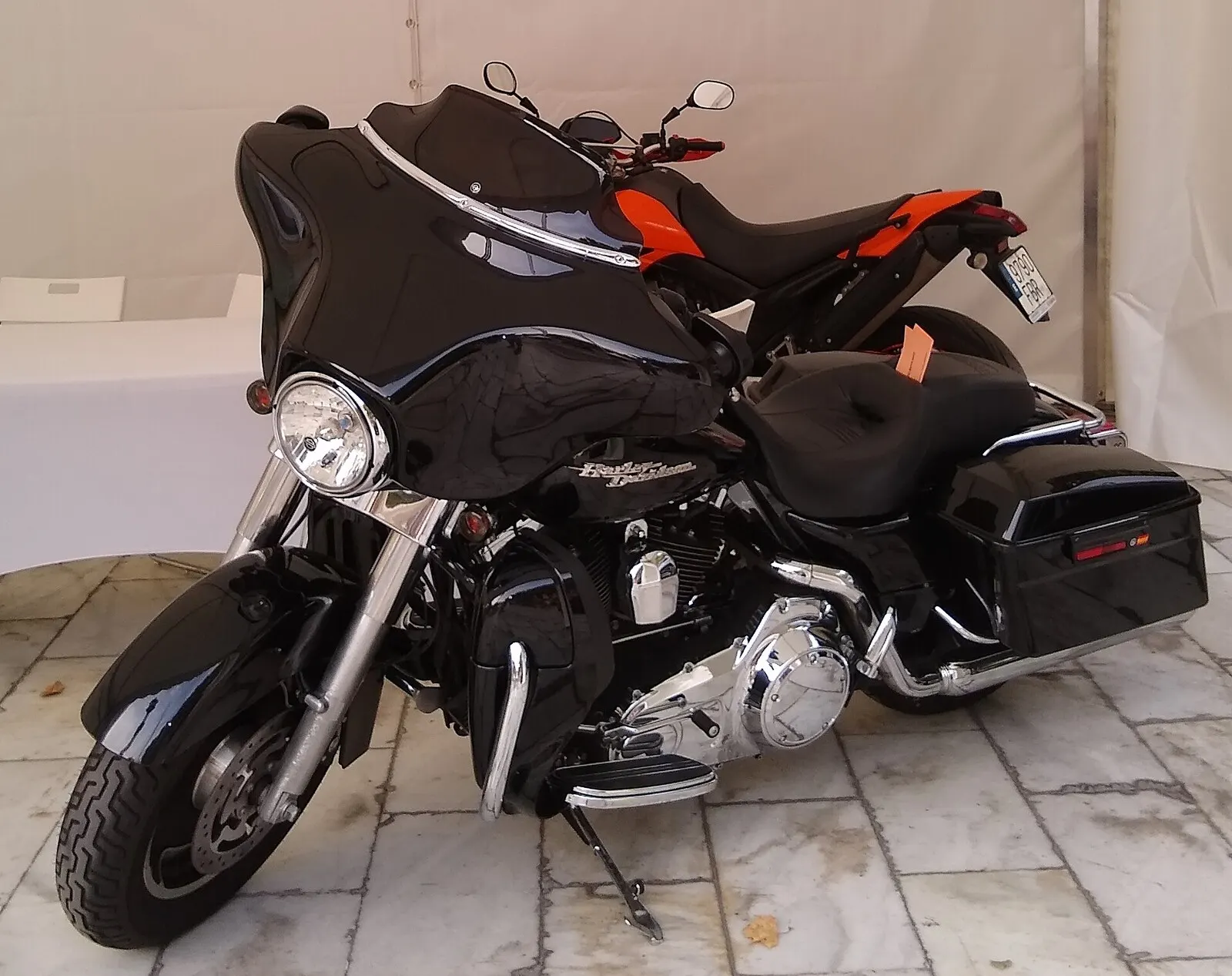 Moto aparcada al sol en una calle andaluza