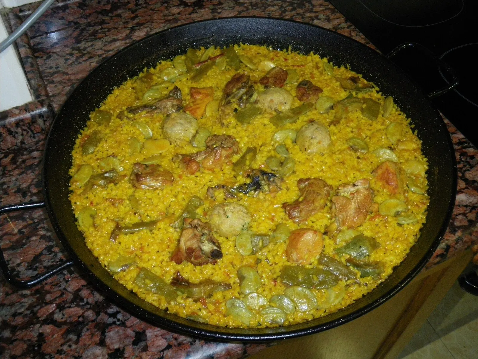 Paella recién hecha en la paellera