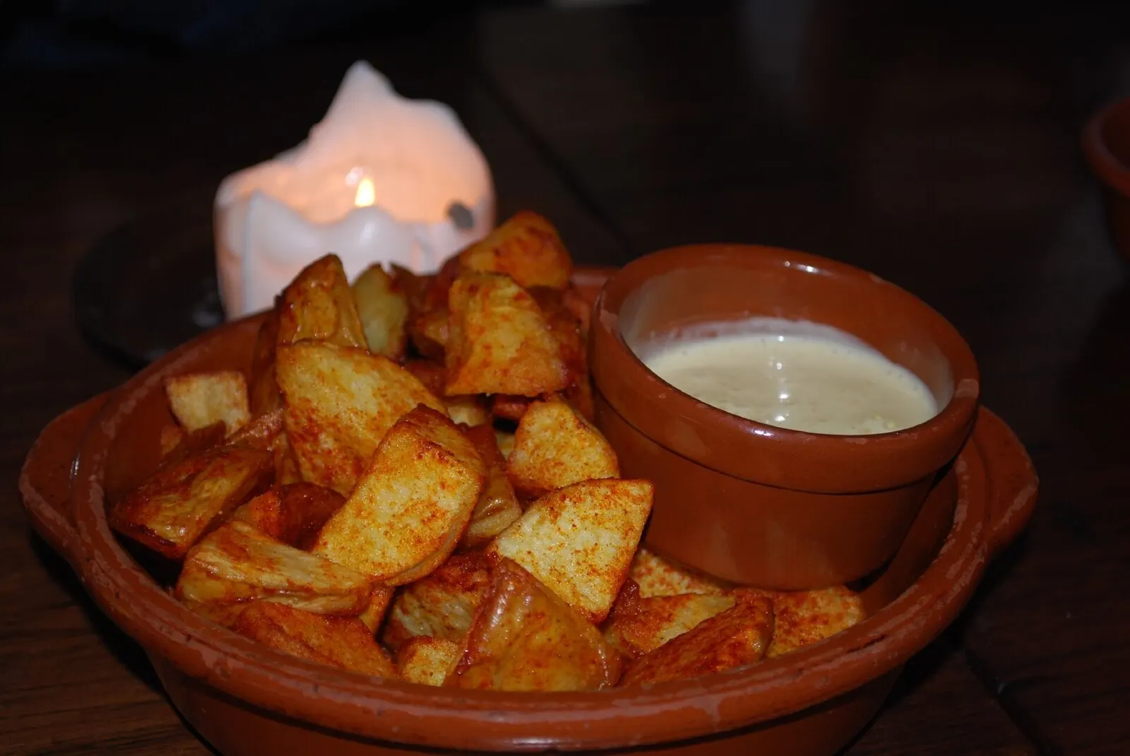 Patatas bravas con salsa picante y alioli
