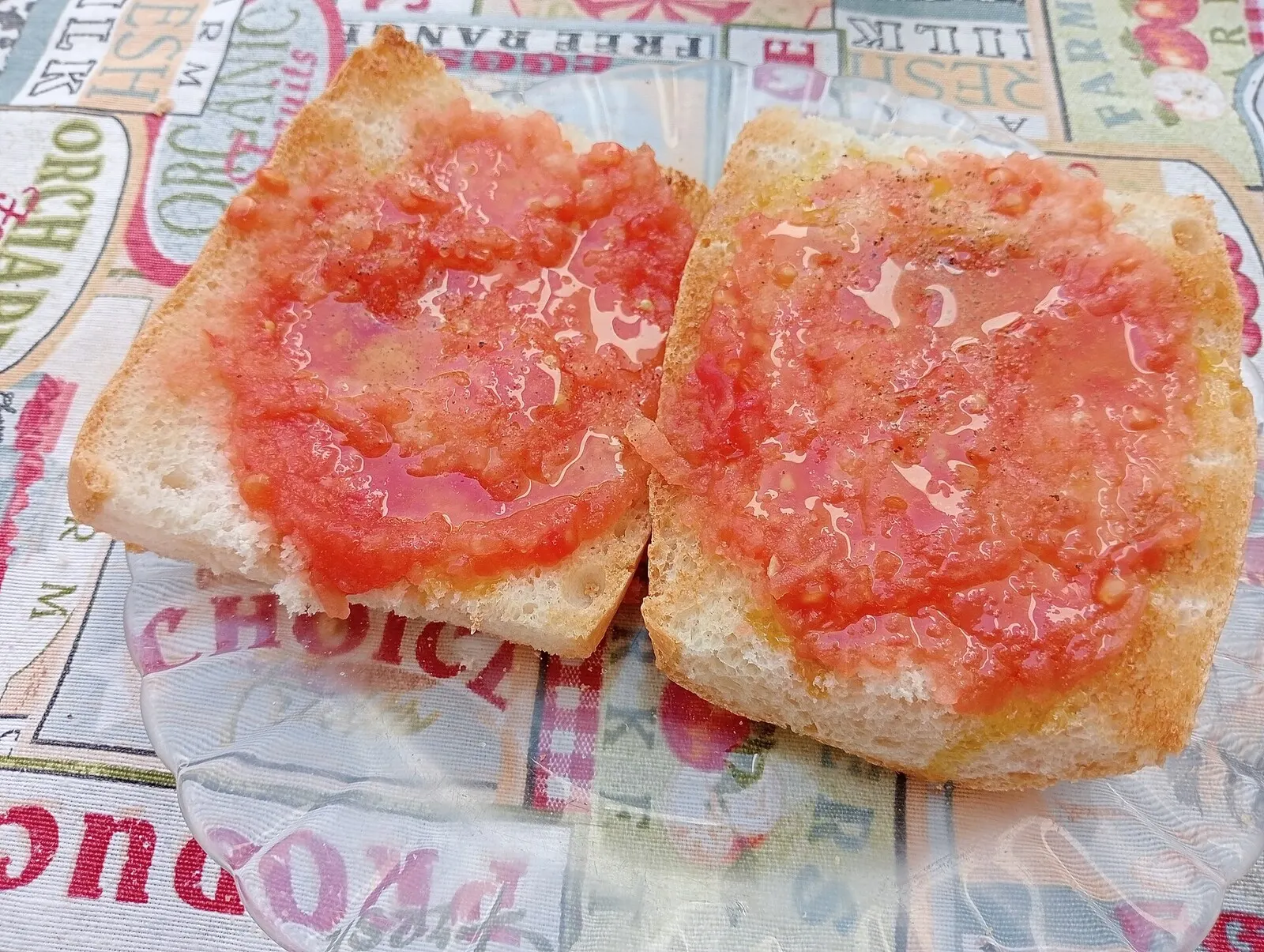 Tostada de pan de pueblo con tomate rallado y aceite de oliva